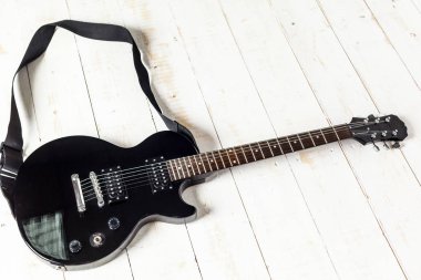 Eski ahşap yüzeyine elektro gitar