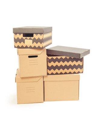 Beyaz arka plan üzerinde izole karton kutular