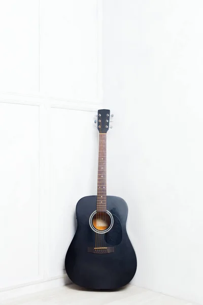 白い壁の前に支えられてギター — ストック写真