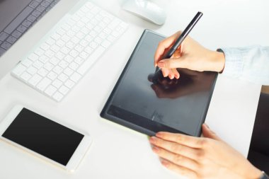 genç kadın tasarımcı grafik tablet kullanma