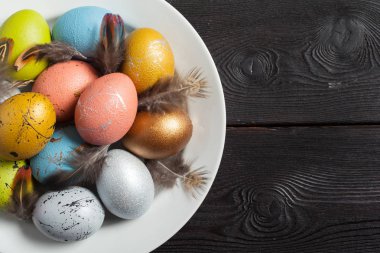 Mutlu Paskalyalar! Ahşap arka plan üzerinde Paskalya yumurtaları