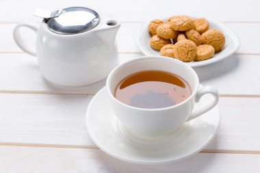 ahşap masa, yakından görmek çay 