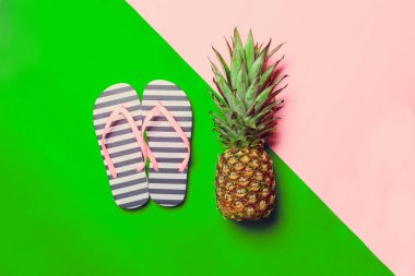 ananas renkli kağıda üstten görünüm 