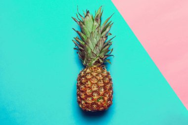 ananas renkli kağıda üstten görünüm 
