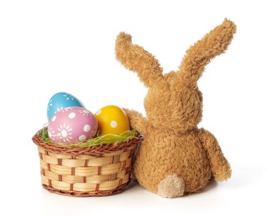 Beyaz arka planda izole edilmiş Paskalya yumurtaları 