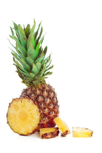 Rijp Ananas Geïsoleerd Witte Achtergrond — Stockfoto