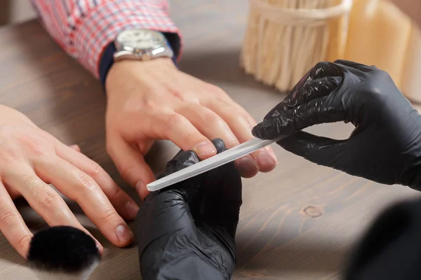 adam için profesyonel manikür