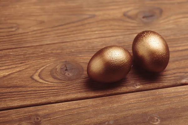 Uova Pasqua Dorate Sul Tavolo Legno — Foto Stock