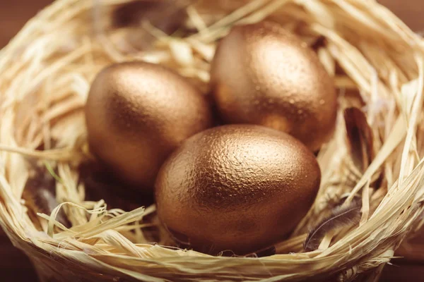 Χρυσά Πασχαλινά Αυγά Ξύλινο Τραπέζι — Φωτογραφία Αρχείου