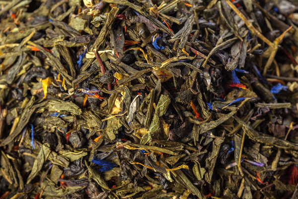 вид сверху на сухие листья чая в качестве фона
