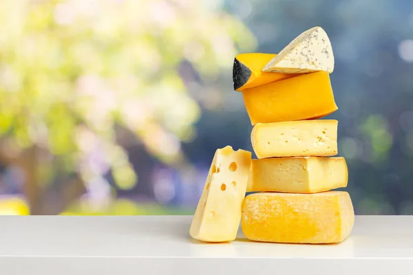 Peynir Ahşap Masa Üzerinde Görmek — Stok fotoğraf