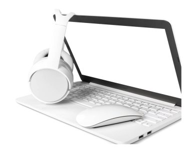 laptop ve beyaz arka plan üzerinde izole kulaklık 