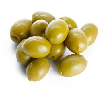 Beyaz arkaplanda yeşil zeytinler izole 