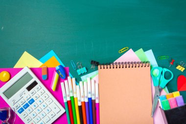 Yazı tahtası üzerinde okul ve ofis malzemeleri