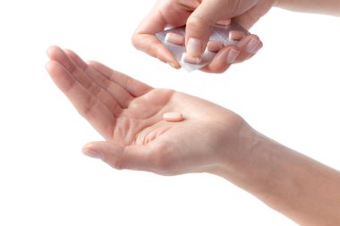 Beyaz arka plan üzerinde izole hapları tutan el yakın çekim 