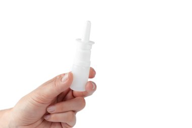 Beyaz arka plan üzerinde izole bir insan elinde burun spreyi