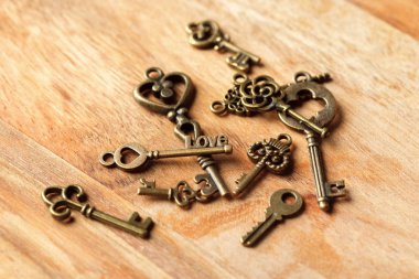 Ahşap masa üzerinde eski anahtar