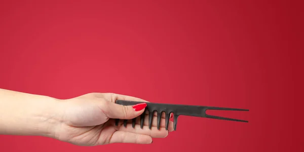 Frau Hand Mit Einem Friseur Werkzeuge Und Accessoires Isoliert Auf — Stockfoto
