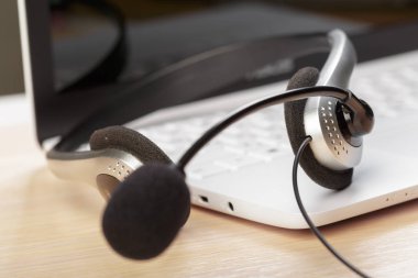 klavye bilgisayar dizüstü bilgisayarda kulaklık