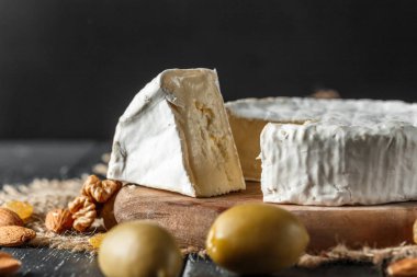 Ahşap masa, yakın-u görünümü üzerinde peynir 