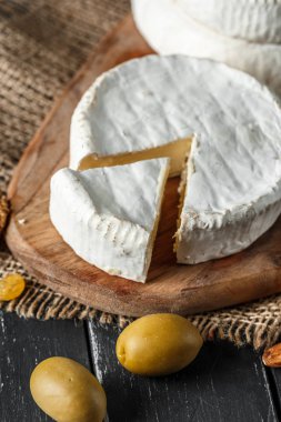 Ahşap masa, yakın-u görünümü üzerinde peynir 