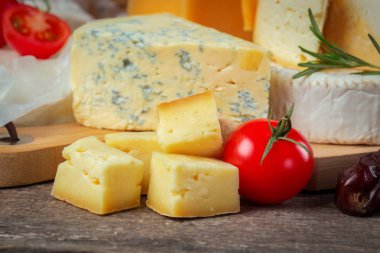 ahşap masa, yakından görmek peynir 