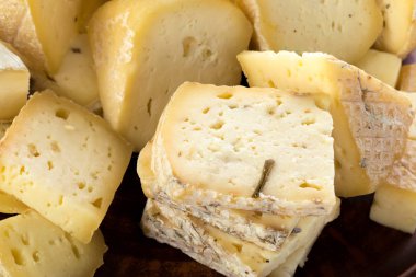 peynir koyu arka plan üzerinde Kapat