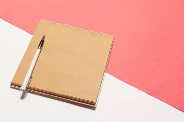 Renkli arka plan üzerinde açık boş defter