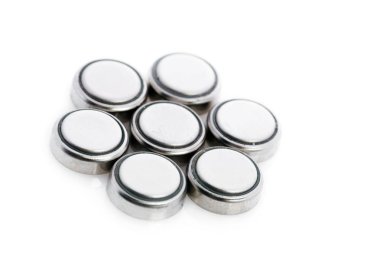 Beyaz arka plan üzerinde izole lityum pil 