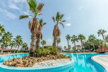 Yüzme havuzunda lüks kat mülkiyeti