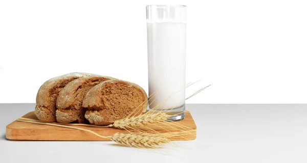 Ekmek Süt Masada Yakından Görmek — Stok fotoğraf