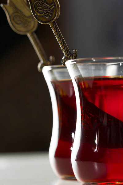 Традиционный турецкий чай вблизи
