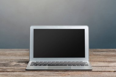 Çalışma alanı ile modern masaüstü dizüstü