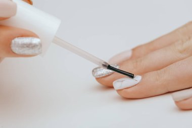 Resim yakından görmek beyaz arka plan üzerinde çivi