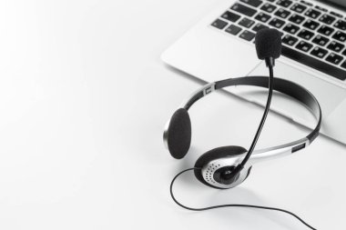 Merkezi Destek kavramı ara. klavye bilgisayar dizüstü bilgisayarda kulaklık