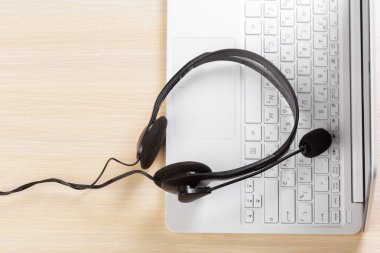 klavye bilgisayar dizüstü bilgisayarda kulaklık