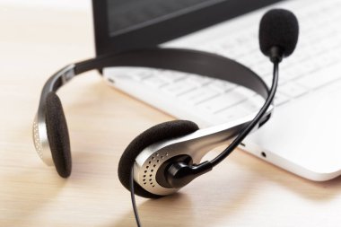 klavye bilgisayar dizüstü bilgisayarda kulaklık