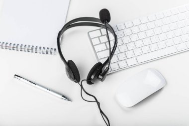 klavye bilgisayar dizüstü bilgisayarda kulaklık