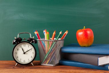 okula dönüş - elma ve Kitaplar kalemler ve yazı tahtası