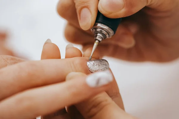 Manicurista Con Fresa Manicure — Foto Stock