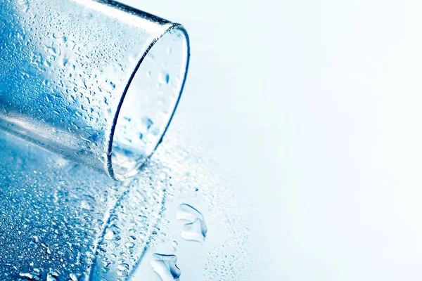 Tumbando Dlass Agua Sobre Mesa — Foto de Stock