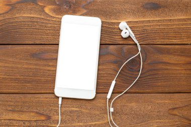 Akıllı telefon ve kulaklık arka plan üzerinde Kapat