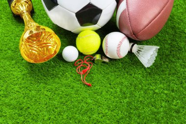 Çimenlerin üzerinde çeşitli spor araçları