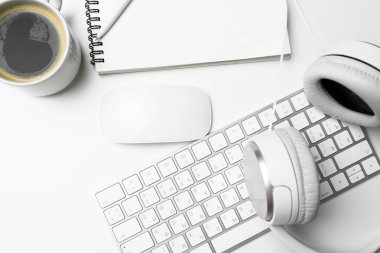 Ofis resepsiyon masası bilgisayar, malzemeleri, kahve fincanı ile