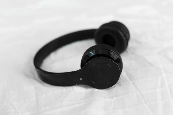 Kopfhörer Auf Kopfkissen Zum Hören Von Entspannungsmusik — Stockfoto