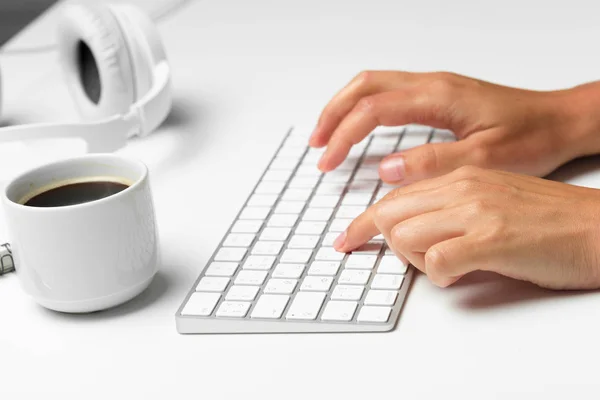 female hands using keyboard and mouse