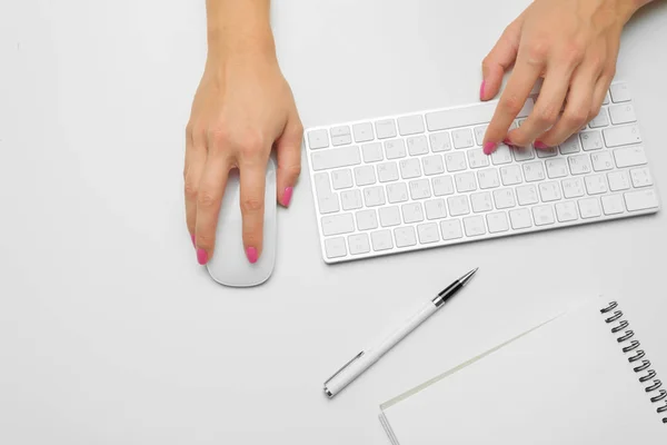 Женские Руки Клавиатуре — стоковое фото
