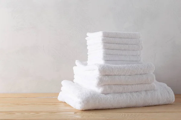 Wellness Handtücher Auf Holzoberfläche — Stockfoto