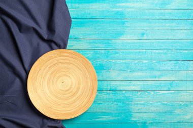 Ahşap masaya boş tabak