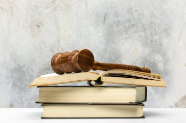 Masadaki tahta tokmak.